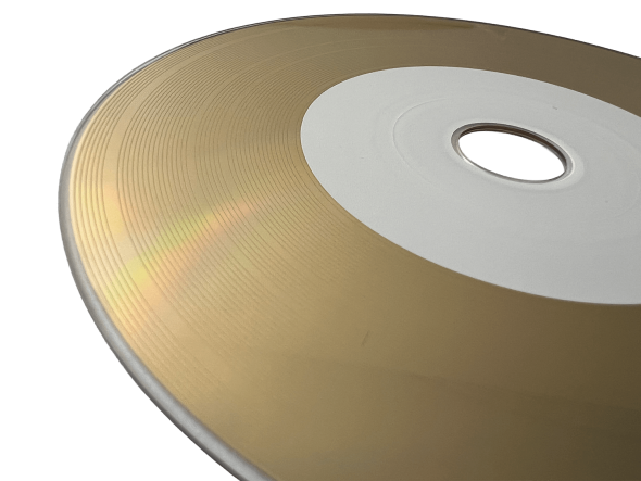 goldene Vinyl-CD mit f&uuml;hlbarer Rillenstruktur