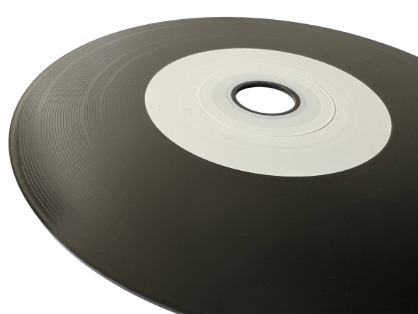 schwarze Vinyl-CD mit f&uuml;hlbarer Rillenstruktur